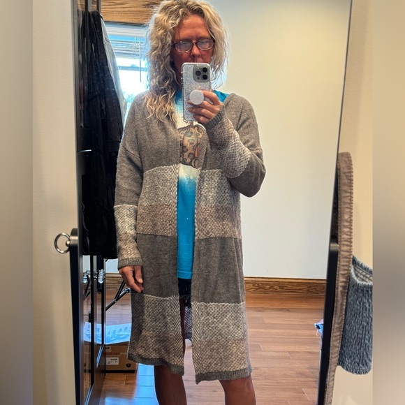 ABSOLUTELY FAMOUS Gray and Pink Women's Cardigan - Picture 3 of 9